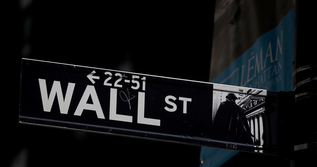 Ισχυροί κλυδωνισμοί και στη Wall Street- Boυτιά σχεδόν 2.000 μονάδων για τον Dow