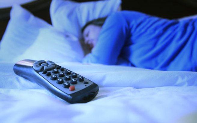 Δες τι συμβαίνει όταν σε παίρνει ο ύπνος μπροστά στην τηλεόραση – News.gr
