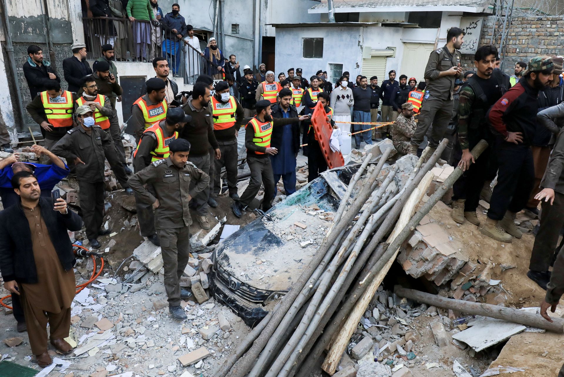 Αυξήθηκαν στους 61 οι νεκροί από την έκρηξη σε τζαμί