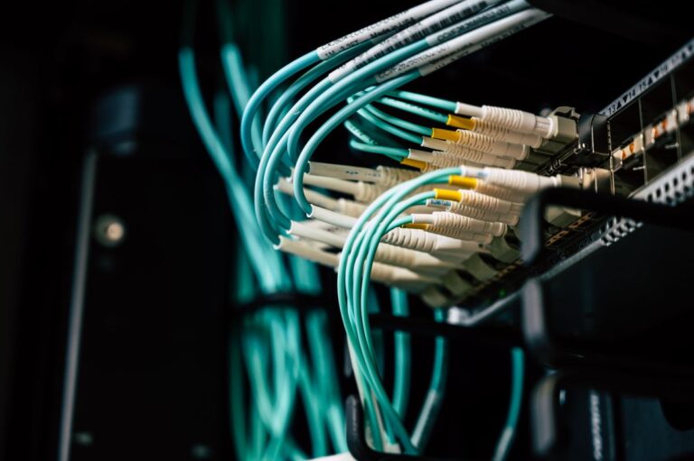 Red West: Web Hosting & Online Παρουσία — Πώς Χτίζεις Σταθερά Ψηφιακά Θεμέλια